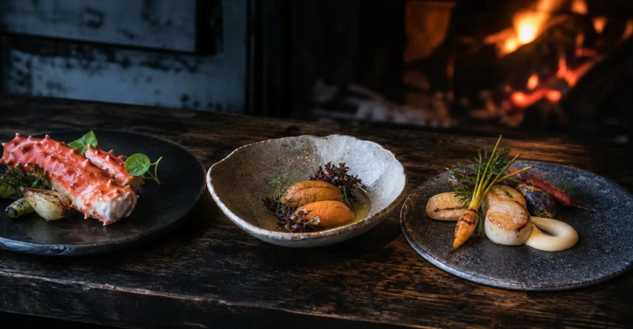 Observe the response. Real photographs of the restaurant and its kitchen.